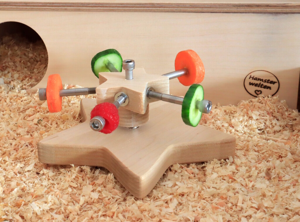 Das Foto zeigt ein Futterspielzeug im Hamsterkäfig