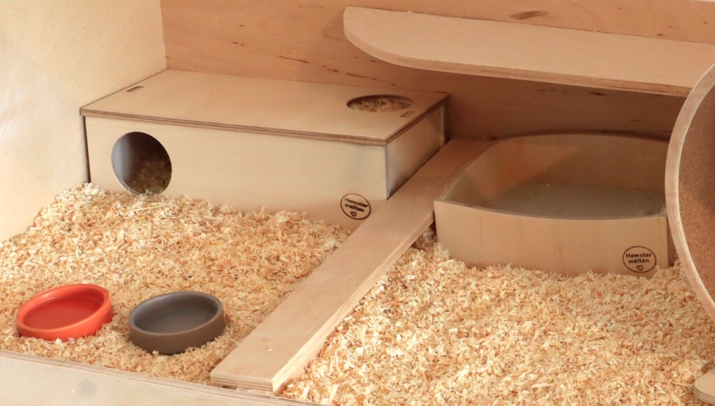 Das Foto zeigt einen Hamsterkäfig, der mit Kleintierstreu eingestreut ist
